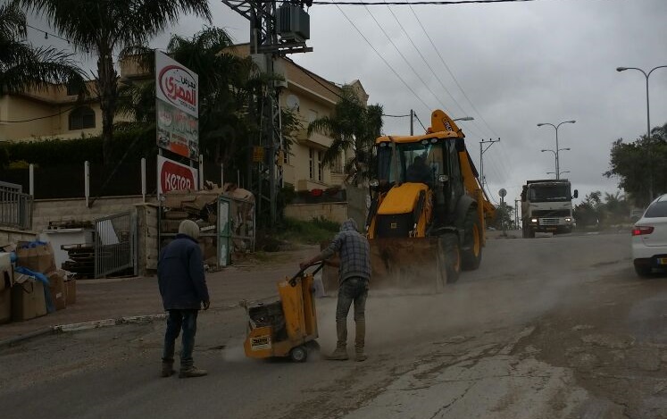 كفرقاسم : البلدية تباشر العمل في ترميم وصيانة حفر الشوارع  من مخلفات الامطار 